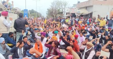 प्रदेश भर के कंप्यूटर शिक्षकों ने अपनी जायज मांगों को लेकर संगरूर में मुख्यमंत्री आवास के सामने पंजाब सरकार के खिलाफ प्रदर्शन किया